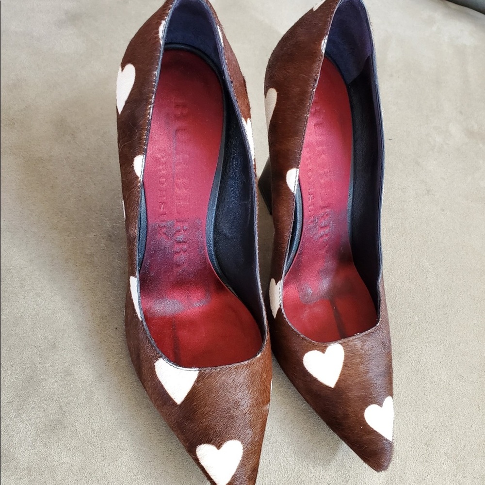 Louis Vuitton lady’s shoes

size 5.5 feels like a size 6 Burberry

Made in Italy